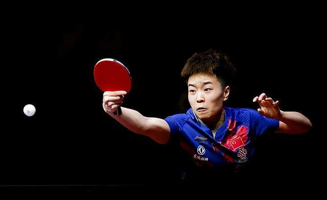 包含法兰克福冲刺阶段豪取连胜，志在社区盾名次提升，话题不断，赛程密集仍需轮换的词条