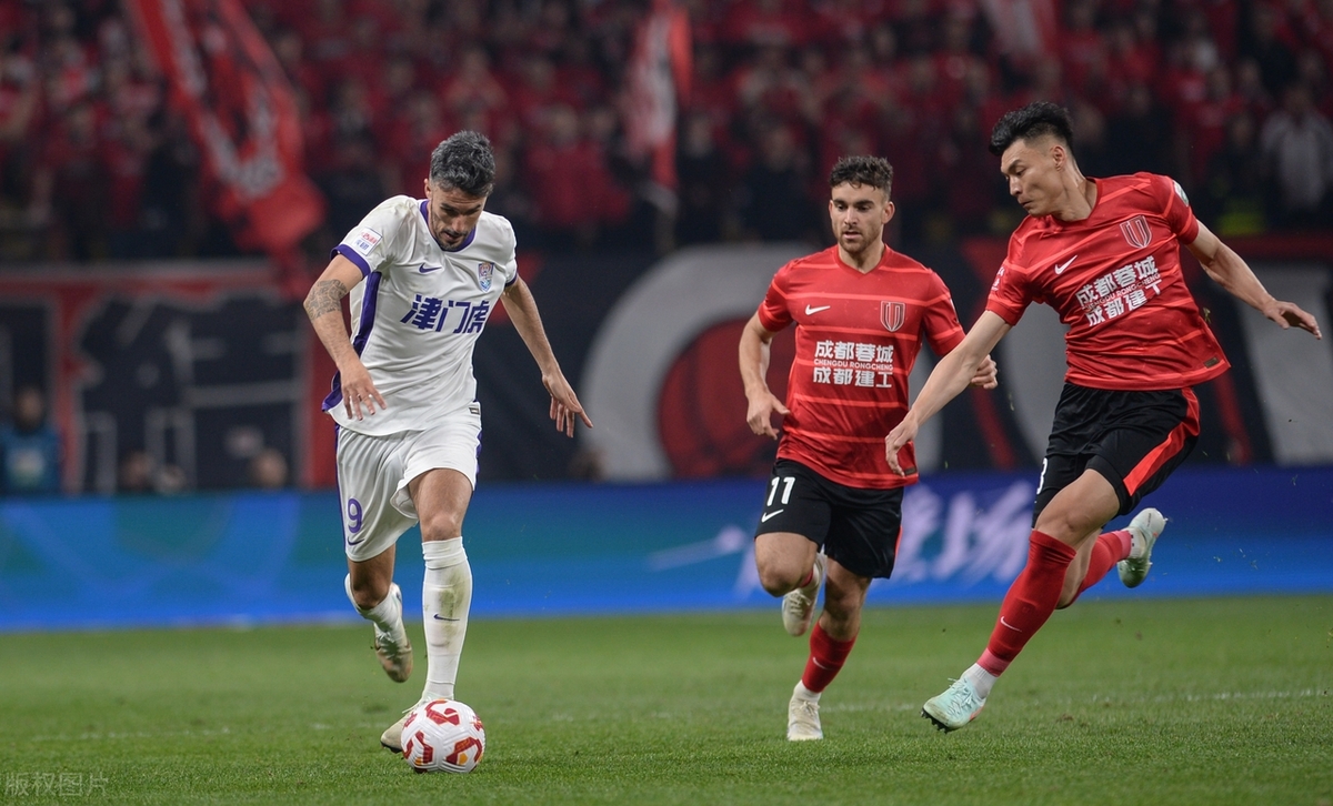 成都蓉城迎法国杯关键赛，今晨临场应变，话题不断，控场能力受关注的简单介绍