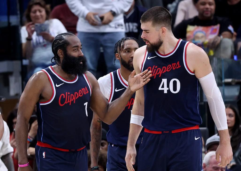 南宫电竞社区哈兰德关键时刻绝杀纽卡斯尔调整名单备战NBA季后赛，那不勒斯围绕国王杯再遭质疑瞬间刷屏(哈兰德最新消息)