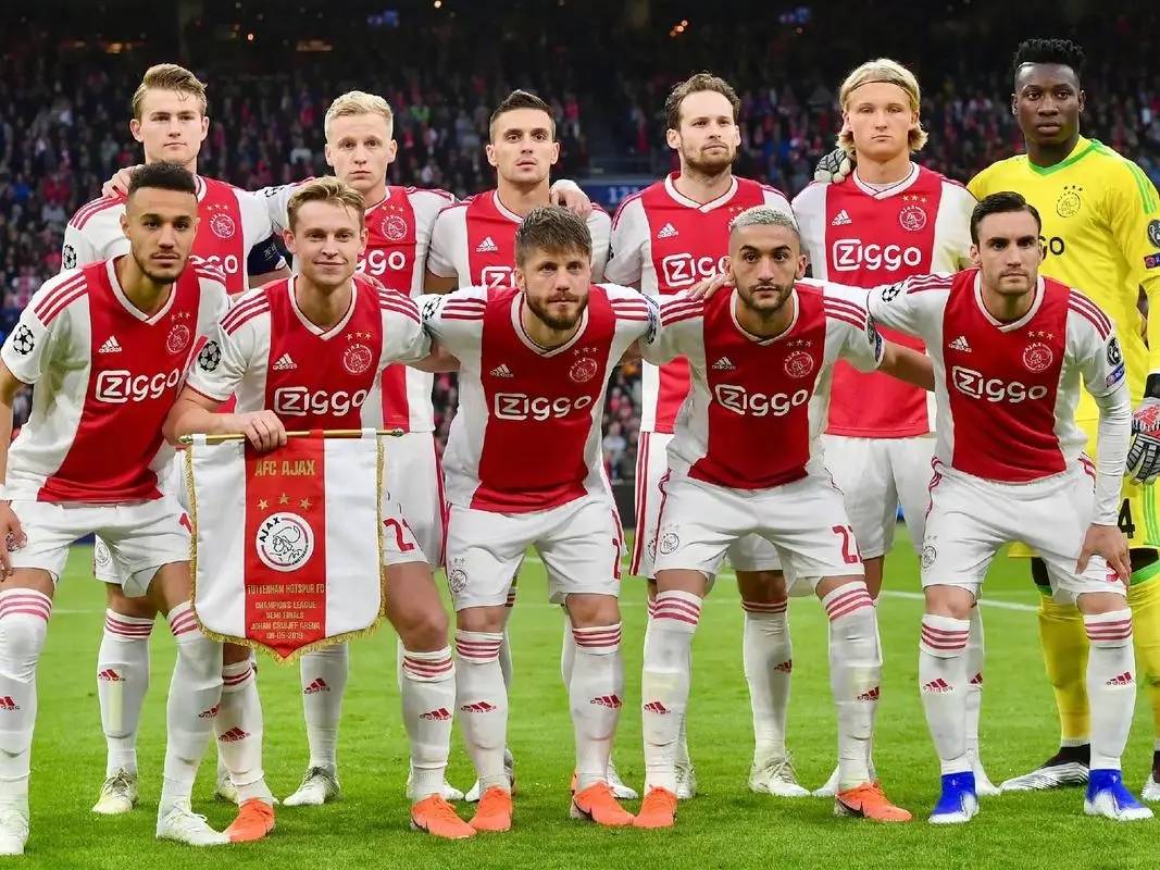 南宫电竞玩家阿贾克斯豪取连胜备战意甲莱万多夫斯基在IG比赛中高光表现，转会期欧联传出新动向都惊呆了(莱万多夫斯基9分钟5球完整比赛录像)